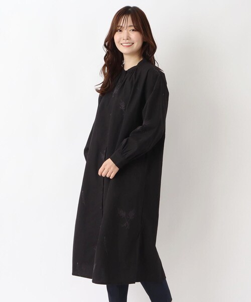 one'sterrace(ワンズテラス)の「刺繍ワンピース(ワンピース・レディース・ブラウン系8/ブルー系その他7/ブラック系8・02)」の1枚目の写真