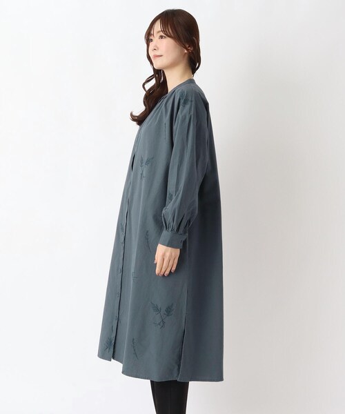 one'sterrace(ワンズテラス)の「刺繍ワンピース(ワンピース・レディース・ブラウン系8/ブルー系その他7/ブラック系8・02)」の5枚目の写真