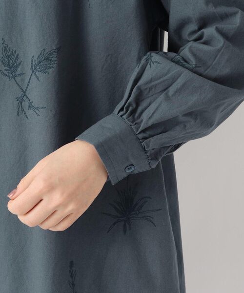 one'sterrace(ワンズテラス)の「刺繍ワンピース(ワンピース・レディース・ブラウン系8/ブルー系その他7/ブラック系8・02)」の8枚目の写真