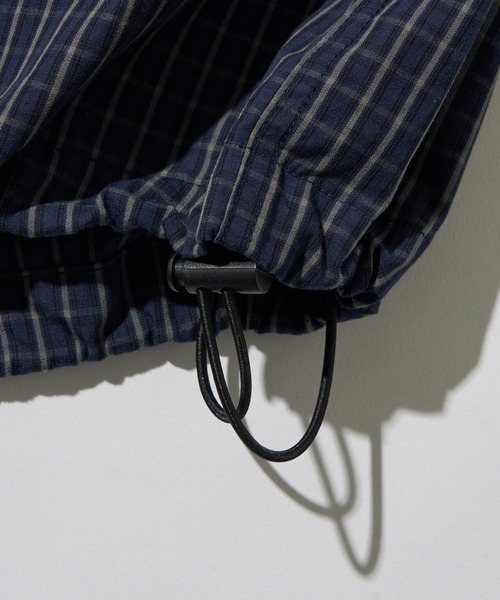 MAISON CLUB（メゾンクラブ）の「【MAISON CLUB】Outdoor Half Sleeve Shirt / アウトドア半袖シャツ　ボックスシルエット/ビッグポケット/ドローコード/着丈調整可能/短丈/クロップド/チェック/ミニタータンチェック（シャツ/ブラウス・メンズ・ネイビー/ブルー・L/M）」の3枚目の写真