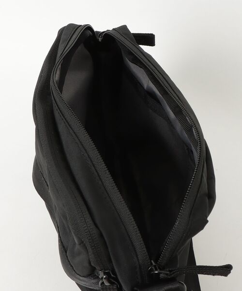 CHROME（クローム）の「［ CHROME / クローム ］PAC SHOULDER 3L BCNL_BLACK CRINKLE / パック ショルダー 3リットル ブラック クリンクル 耐水 3L ショルダーバッグ（ショルダーバッグ・メンズ・ブラック・FREE）」の11枚目の写真