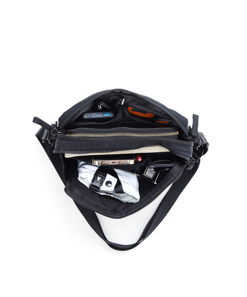 CHROME（クローム）の「［ CHROME / クローム ］PAC SHOULDER 3L BCNL_BLACK CRINKLE / パック ショルダー 3リットル ブラック クリンクル 耐水 3L ショルダーバッグ（ショルダーバッグ・メンズ・ブラック・FREE）」の6枚目の写真