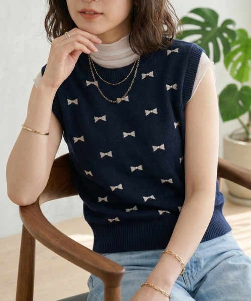 Belta attrice(ベルタアトリーチェ)の「リボンジャカードニットベスト / フェミニン柄 クルーネック レイヤードベスト(ベスト・レディース・ライトベージュ/ブラック/ネイビー/グレー・FREE)」の15枚目の写真