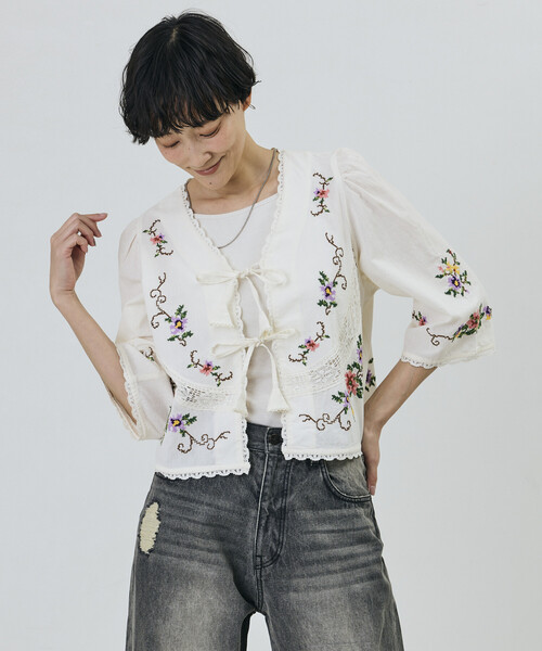 Freada（フリーダ）の「Freada/フリーダ インド フラワー クロス刺繍 レース ボレロ（シャツ/ブラウス・レディース・サックスブルー/ブラック/ホワイト・ONE SIZE）」の2枚目の写真