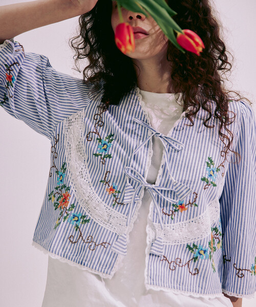 Freada（フリーダ）の「Freada/フリーダ インド フラワー クロス刺繍 レース ボレロ（シャツ/ブラウス・レディース・サックスブルー/ブラック/ホワイト・ONE SIZE）」の3枚目の写真