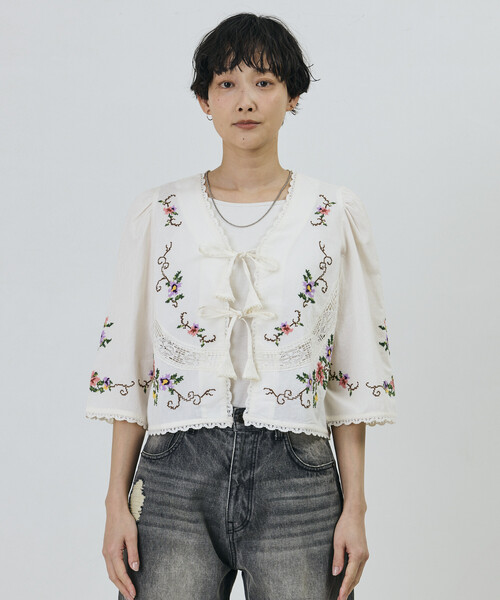 Freada（フリーダ）の「Freada/フリーダ インド フラワー クロス刺繍 レース ボレロ（シャツ/ブラウス・レディース・サックスブルー/ブラック/ホワイト・ONE SIZE）」の4枚目の写真