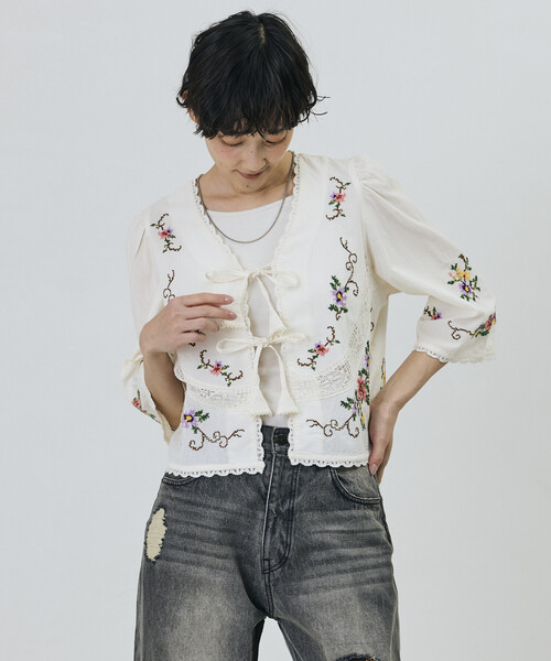 Freada（フリーダ）の「Freada/フリーダ インド フラワー クロス刺繍 レース ボレロ（シャツ/ブラウス・レディース・サックスブルー/ブラック/ホワイト・ONE SIZE）」の5枚目の写真