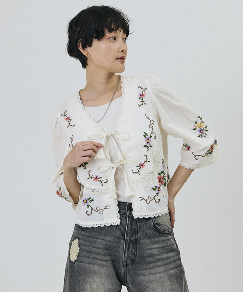 Freada（フリーダ）の「Freada/フリーダ インド フラワー クロス刺繍 レース ボレロ（シャツ/ブラウス・レディース・サックスブルー/ブラック/ホワイト・ONE SIZE）」の6枚目の写真