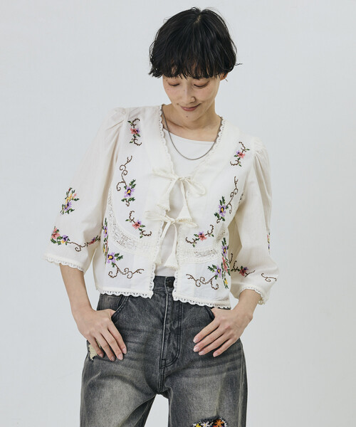 Freada（フリーダ）の「Freada/フリーダ インド フラワー クロス刺繍 レース ボレロ（シャツ/ブラウス・レディース・サックスブルー/ブラック/ホワイト・ONE SIZE）」の8枚目の写真