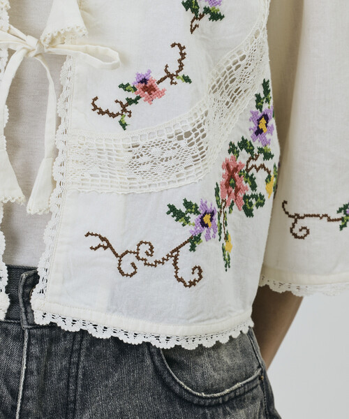 Freada（フリーダ）の「Freada/フリーダ インド フラワー クロス刺繍 レース ボレロ（シャツ/ブラウス・レディース・サックスブルー/ブラック/ホワイト・ONE SIZE）」の9枚目の写真