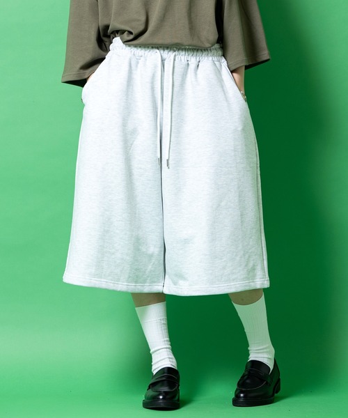 a.p.o.v.(エーピーオービー)の「a.p.o.v. スウェットスーパーワイドバギーハーフパンツ(スウェットパンツ・メンズ・アッシュグレー/グレー/ブラック・ONESIZE)」の2枚目の写真