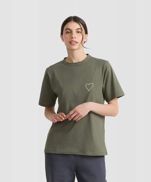 agnes b.（アニエスベー）の「アイコニック プリント コットン 半袖 Tシャツ "Sarajevo heart"（Tシャツ/カットソー・レディース・カーキ・1/2/3）」の2枚目の写真