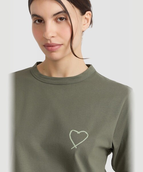 agnes b.（アニエスベー）の「アイコニック プリント コットン 半袖 Tシャツ "Sarajevo heart"（Tシャツ/カットソー・レディース・カーキ・1/2/3）」の3枚目の写真