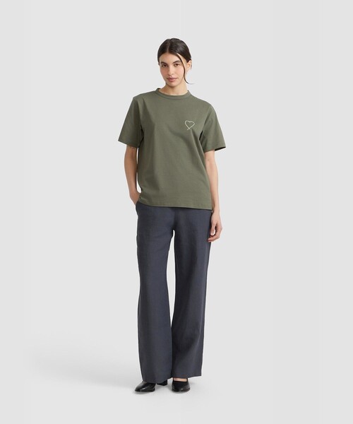 agnes b.（アニエスベー）の「アイコニック プリント コットン 半袖 Tシャツ "Sarajevo heart"（Tシャツ/カットソー・レディース・カーキ・1/2/3）」の4枚目の写真
