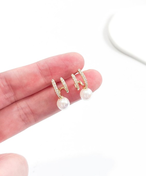 yu-ka(ユーカ)の「YU-KA:ダブルライン パールピアス Double-line pearl earrings(ピアス(両耳用)・レディース・ゴールド・FREE)」の2枚目の写真