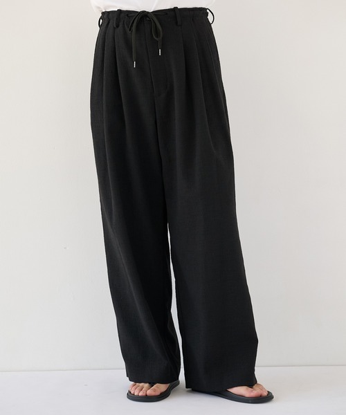 PUBLIC TOKYO(パブリックトウキョウ)の「トリプルタックワイドパンツ /夏服/ウエストゴム/ルーズ/ウォッシャブル(その他パンツ・メンズ・ブラック/マルチ・1/2)」の2枚目の写真