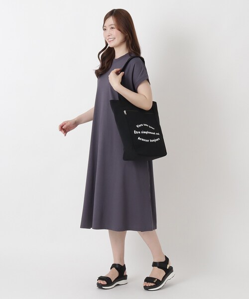 one'sterrace(ワンズテラス)の「SE ジップポケットロゴトート(トートバッグ・レディース・アイボリー系8/グレー系その他7/ブラック系8・99)」の6枚目の写真