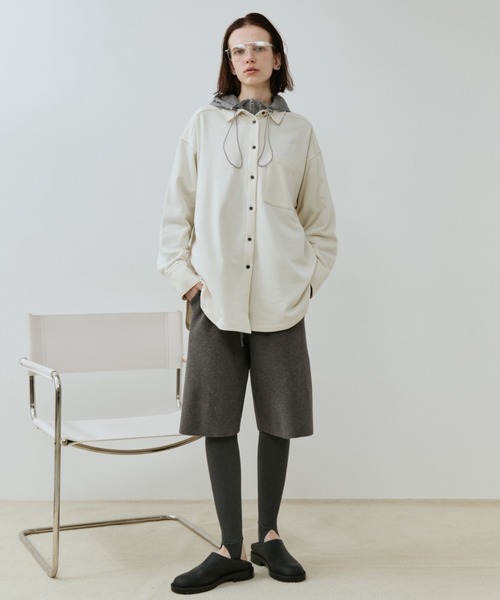 Auntie Rosa Holiday（アンティローザホリデー）の「裏毛オーバーサイズシャツ（シャツ/ブラウス・レディース・チャコールグレー/アイボリー・FREE）」の9枚目の写真