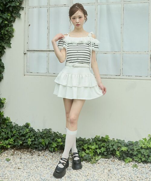MAJESTIC LEGON(マジェスティックレゴン)の「ベルト付きキラキラフリルスカパン(スカート・レディース・ブラック/アイボリー/グレー・MEDIUM)」の4枚目の写真