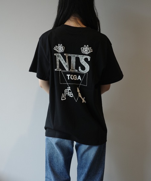 TOGA(トーガ)の「TOGA×NTS Back print T-shirt TOGA×NTS(Tシャツ/カットソー・レディース・ブラック/ホワイト・MEDIUM/SMALL)」の7枚目の写真