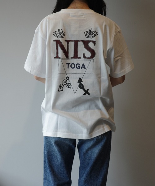 TOGA(トーガ)の「TOGA×NTS Back print T-shirt TOGA×NTS(Tシャツ/カットソー・レディース・ブラック/ホワイト・MEDIUM/SMALL)」の5枚目の写真