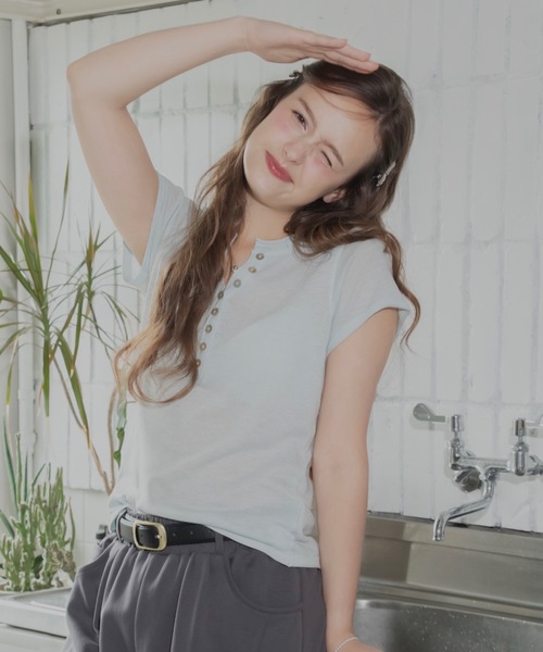 JUMELLE(ジュメロ)の「VネックボタンTシャツ(Tシャツ/カットソー・レディース・ピンク/ブルー/アイボリー・FREE)」の6枚目の写真