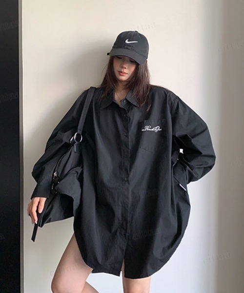 Dalfwin(ダールフィン)の「Ricecake刺繍ロゴバックボタンオーバーサイズシャツ(シャツ/ブラウス・レディース・ホワイト/ブラック・FREE)」の2枚目の写真