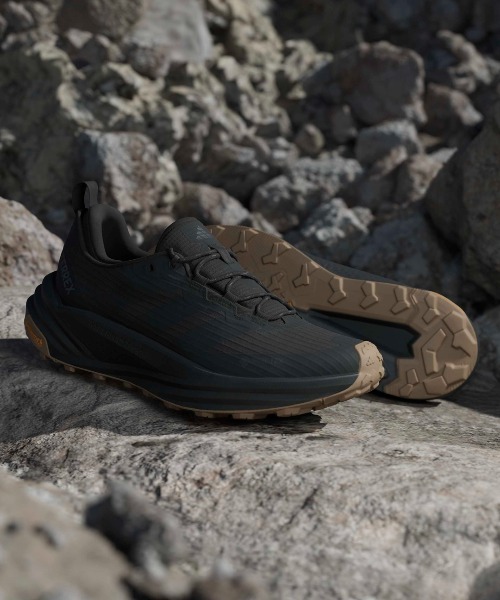 adidas(アディダス)の「TERREX FREEHIKER 3 LOW GORE-TEX HQ9292(スニーカー・メンズ・ブラック・28.0cm/27.5cm/27.0cm/26.5cm/26.0cm/25.5cm/25.0cm)」の1枚目の写真