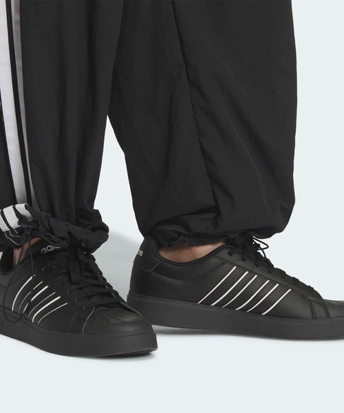 adidas(アディダス)の「スタジアム ライト ツイル ルーズフィット ストレートレッグ パンツ / アディダス adidas(スウェットパンツ・メンズ・ブラック×ホワイト・3XL/XX-LARGE/X-LARGE/SMALL/MEDIUM/LARGE/X-SMALL)」の4枚目の写真