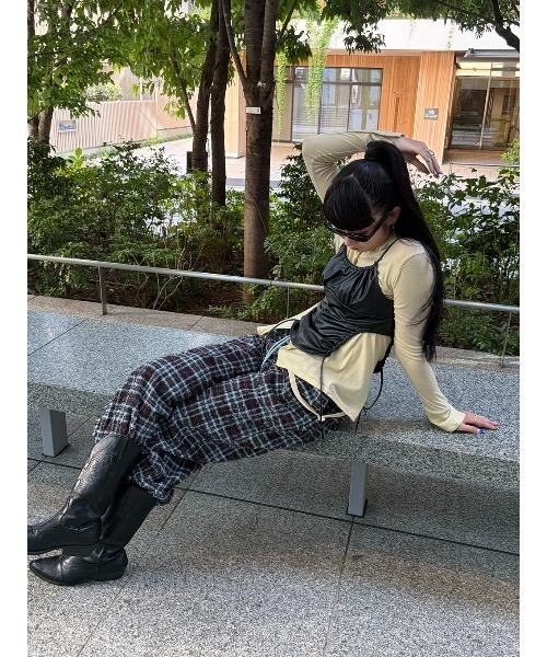 ELCHELE(エルチェレ)の「DAMAGE CHECK PANTS(その他パンツ・レディース・ブラック/ブラウン系その他2・36/38)」の7枚目の写真