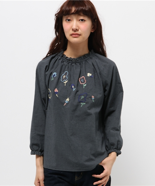 POU DOU DOU（プードゥドゥ）の「ギャザースモック花刺繍ブラウス（シャツ/ブラウス・レディース・オフホワイト/チャコールグレー/ネイビー・3）」の3枚目の写真