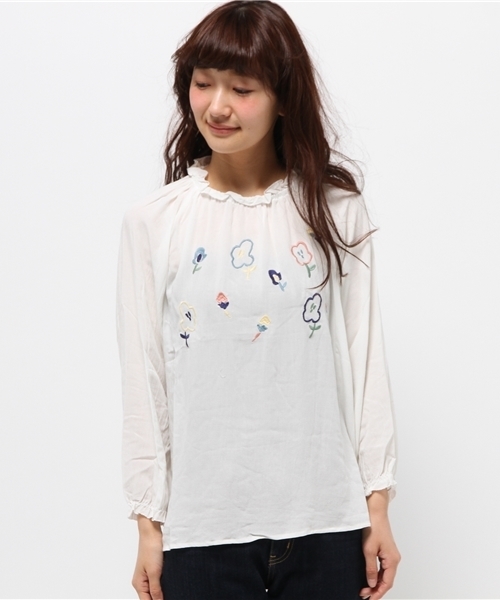 POU DOU DOU（プードゥドゥ）の「ギャザースモック花刺繍ブラウス（シャツ/ブラウス・レディース・オフホワイト/チャコールグレー/ネイビー・3）」の9枚目の写真