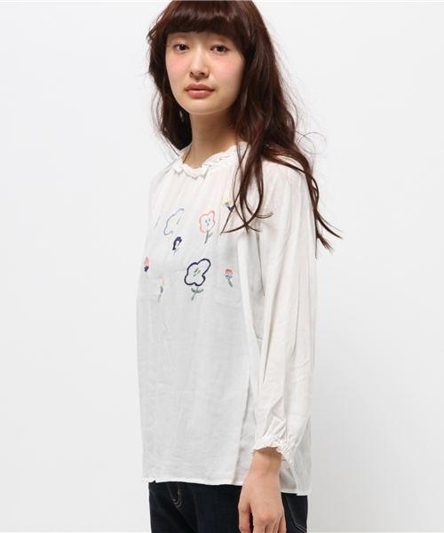 POU DOU DOU（プードゥドゥ）の「ギャザースモック花刺繍ブラウス（シャツ/ブラウス・レディース・オフホワイト/チャコールグレー/ネイビー・3）」の10枚目の写真