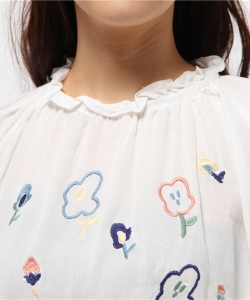 POU DOU DOU（プードゥドゥ）の「ギャザースモック花刺繍ブラウス（シャツ/ブラウス・レディース・オフホワイト/チャコールグレー/ネイビー・3）」の4枚目の写真
