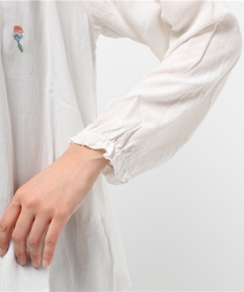 POU DOU DOU（プードゥドゥ）の「ギャザースモック花刺繍ブラウス（シャツ/ブラウス・レディース・オフホワイト/チャコールグレー/ネイビー・3）」の5枚目の写真