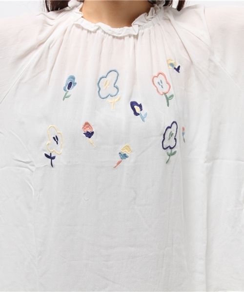 POU DOU DOU（プードゥドゥ）の「ギャザースモック花刺繍ブラウス（シャツ/ブラウス・レディース・オフホワイト/チャコールグレー/ネイビー・3）」の7枚目の写真