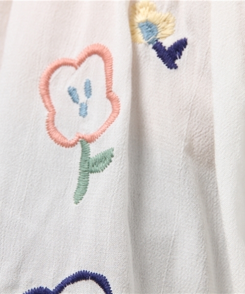 POU DOU DOU（プードゥドゥ）の「ギャザースモック花刺繍ブラウス（シャツ/ブラウス・レディース・オフホワイト/チャコールグレー/ネイビー・3）」の8枚目の写真