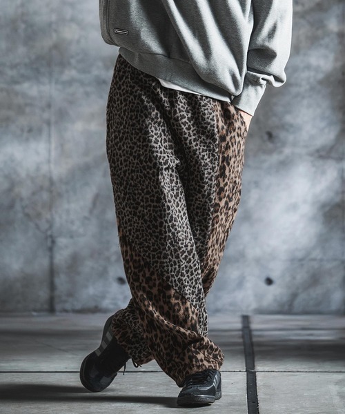 GLIMCLAP(グリムクラップ)の「mp15498-Dual-Leopard Shaggy Wide-Straight Pants トラックパンツ(212-047-gla-cg)(その他パンツ・メンズ・ベージュ/グレー・L/M/S)」の2枚目の写真