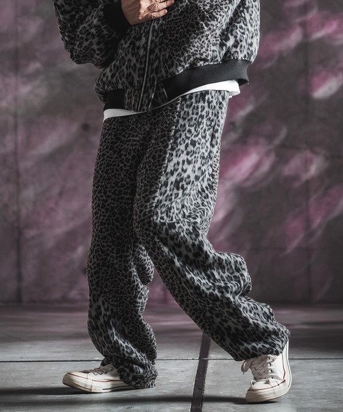 GLIMCLAP(グリムクラップ)の「mp15498-Dual-Leopard Shaggy Wide-Straight Pants トラックパンツ(212-047-gla-cg)(その他パンツ・メンズ・ベージュ/グレー・L/M/S)」の1枚目の写真