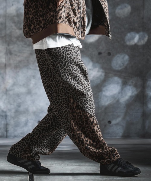 GLIMCLAP(グリムクラップ)の「mp15498-Dual-Leopard Shaggy Wide-Straight Pants トラックパンツ(212-047-gla-cg)(その他パンツ・メンズ・ベージュ/グレー・L/M/S)」の5枚目の写真