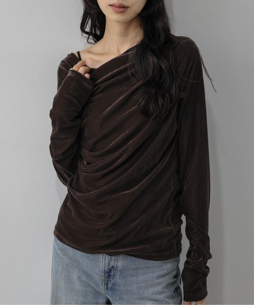 AMELY（エミリー）の「ドレープカットソー/ギャザー/長袖/トップス/光沢感/無地/シック（Tシャツ/カットソー・レディース・モカ/ブラック/ブラウン・フリー）」の2枚目の写真