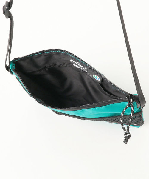 WILD THINGS(ワイルドシングス)の「WILD THINGS × BEAMS / 別注 X-Pac サコッシュ M(ショルダーバッグ・メンズ・ブラック/ブルー/パープル/オレンジ・ONE SIZE)」の16枚目の写真