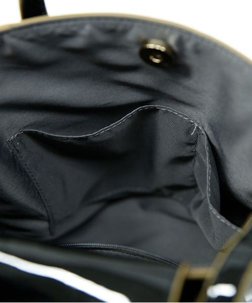 Luz Llena（ラズレナ）の「パテントスクエアショルダーバッグ（ショルダーバッグ・レディース・ブラック/パープル/ピンクベージュ・ﾌﾘ-）」の12枚目の写真