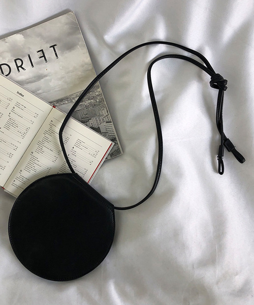 select MOCA(セレクトモカ)の「3WAYサークルバッグ(フェイクレザーラウンド2WAYポシェット)(ショルダーバッグ・レディース・ブラック/ベージュ/キャメル・FREE)」の2枚目の写真