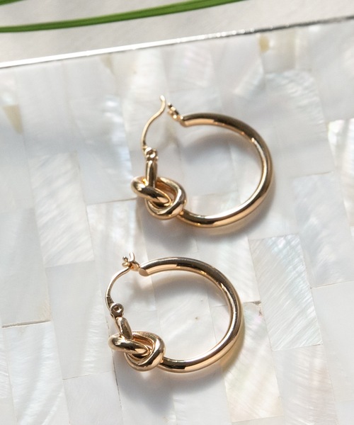 Phoebe（フィービィー）の「スタイリッシュノットフープピアス/大ぶり/存在感◎（ピアス（両耳用）・レディース・シルバー/ゴールド/ピンクゴールド・FREE）」の7枚目の写真