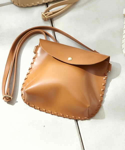 natural couture（ナチュラルクチュール）の「かがりミニショルダー（ショルダーバッグ・レディース・ブラック/キャメル/ベージュ/ホワイト・FREE）」の4枚目の写真