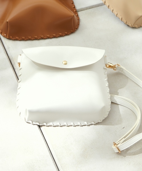 natural couture（ナチュラルクチュール）の「かがりミニショルダー（ショルダーバッグ・レディース・ブラック/キャメル/ベージュ/ホワイト・FREE）」の5枚目の写真