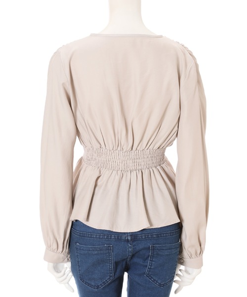 fifth(フィフス)の「Vネックギャザーペプラムブラウス(シャツ/ブラウス・レディース・ブルー/グレイッシュベージュ・MEDIUM)」の7枚目の写真