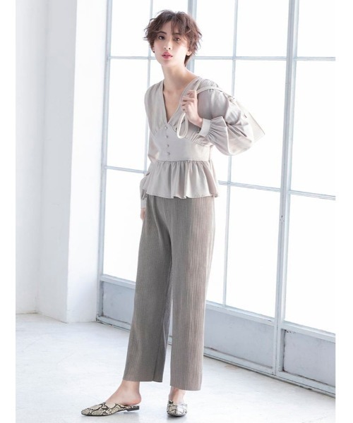 fifth(フィフス)の「Vネックギャザーペプラムブラウス(シャツ/ブラウス・レディース・ブルー/グレイッシュベージュ・MEDIUM)」の4枚目の写真