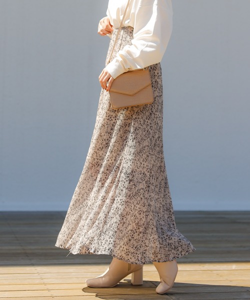 Chico(チコ)の「小花柄プリーツフレアスカート/シアーフレアスカート(スカート・レディース・ライトベージュ/ブラック/ブラウン・FREE)」の3枚目の写真